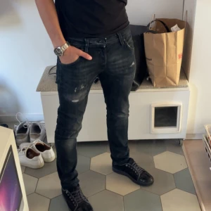 Jack and Jones  - Säljer ett par riktigt feta jeans från Jack and Jones med slitningar. Skriv om du har några frågor eller funderingar!!!