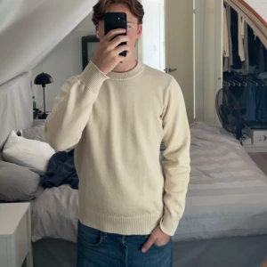 Les Deux beige stickad tröja - En snygg och tidlös stickad tröja från Les Deux i storlek M. Är i fint skick och inte använd många gånger. Perfekt för dig som vill uppgradera din stil. Nypris är 999kr