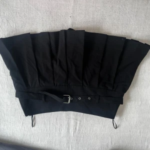 Svart  kjol med bälte  - Svart kort kjol med bälte från Zara. Aldrig använd med lapped kvar. 