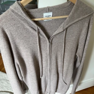 John Henric Kashmir hoodie  - Hej, säljer nu denna as feta 100% beiga Kashmir hoodie från John Henric! Tröjan är i väldigt bra skick och utan defekter! Nypriset ligger på runt 2500! Tröjan är normal i storleken och är storlek Medium! Skriv privat vid frågor eller funderingar!