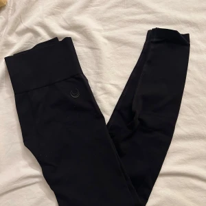 Lazuli label - Svarta tights från lazuli label i stl XS! Köptes på Vinted men är tyvärr för små för mig! 😢  Super fina, och är i bra skick!!   #lazulilabel #dfyne #gymshark #nvgtn 