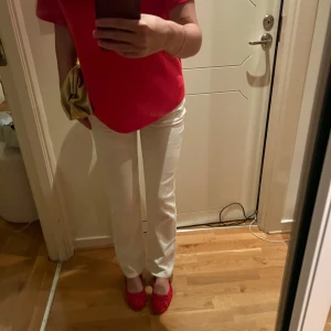 Vita  jeans  - Snygga vita jeans från Bik Bok. De är helt oanvända och har fortfarande prislappen kvar. Säljer dem eftersom de tyvärr inte kommer till användning. Köpta för 499 kr! Priset kan diskuteras vid en smidig och snabb affär! 🥰