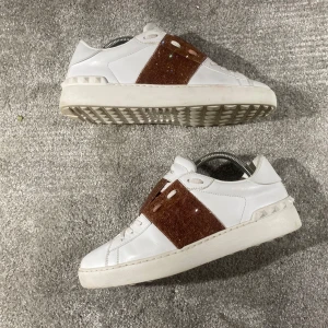 Valentino skor - Hej! Säljer nu mina skor från märket Valentino, storlek 40 bra skick, givetvis äkta. Tveka inte på att höra av dig om du har frågor eller funderingar kring skorna! 