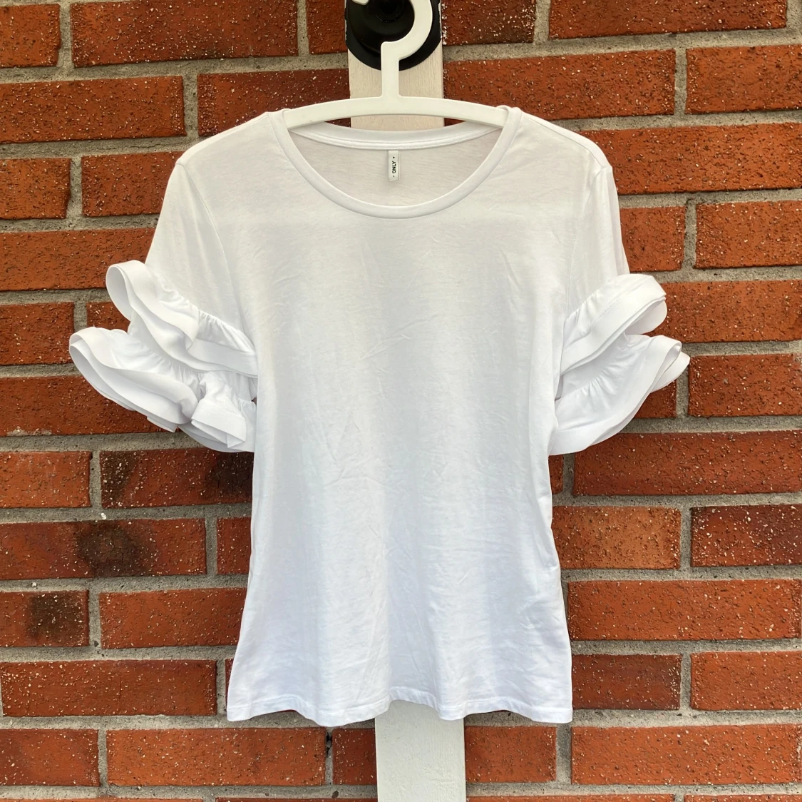 Vit volangtopp från ONLY