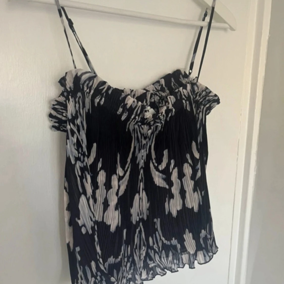 Plisserad svartvit linnetopp H&M M