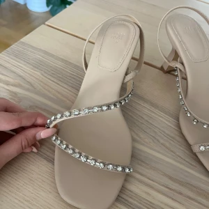 Klackskor - Klackskor från H&M som är använda fåtal gånger!! Nypris är cirka 400kr💕Storlek 38.