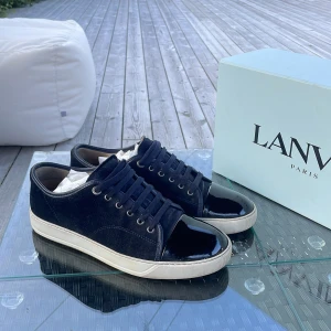 Lanvin skor  - Lanvin skor i bästa skicket, inga deffekter på skrorna, man ser knappt att dom är använda. Endast lite små tecken på användning, allt og fås med ( sista bilden) storlek 8 vilket motsvarar 42-43, passar perfekt på mig som brukar ha storlek 43 i vanliga fall, tveka inte att skriva!