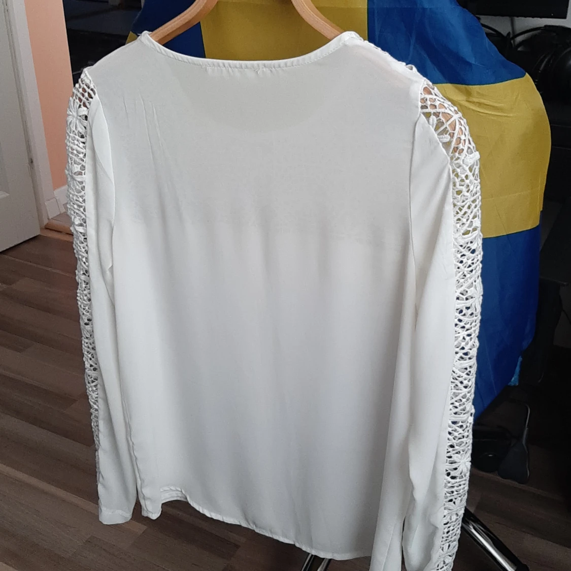 Vit blus med spets från IVIVI - 2