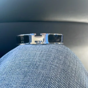 H armband  - Super snyggt armband! Okej skick! Kom privat för fler frågor 