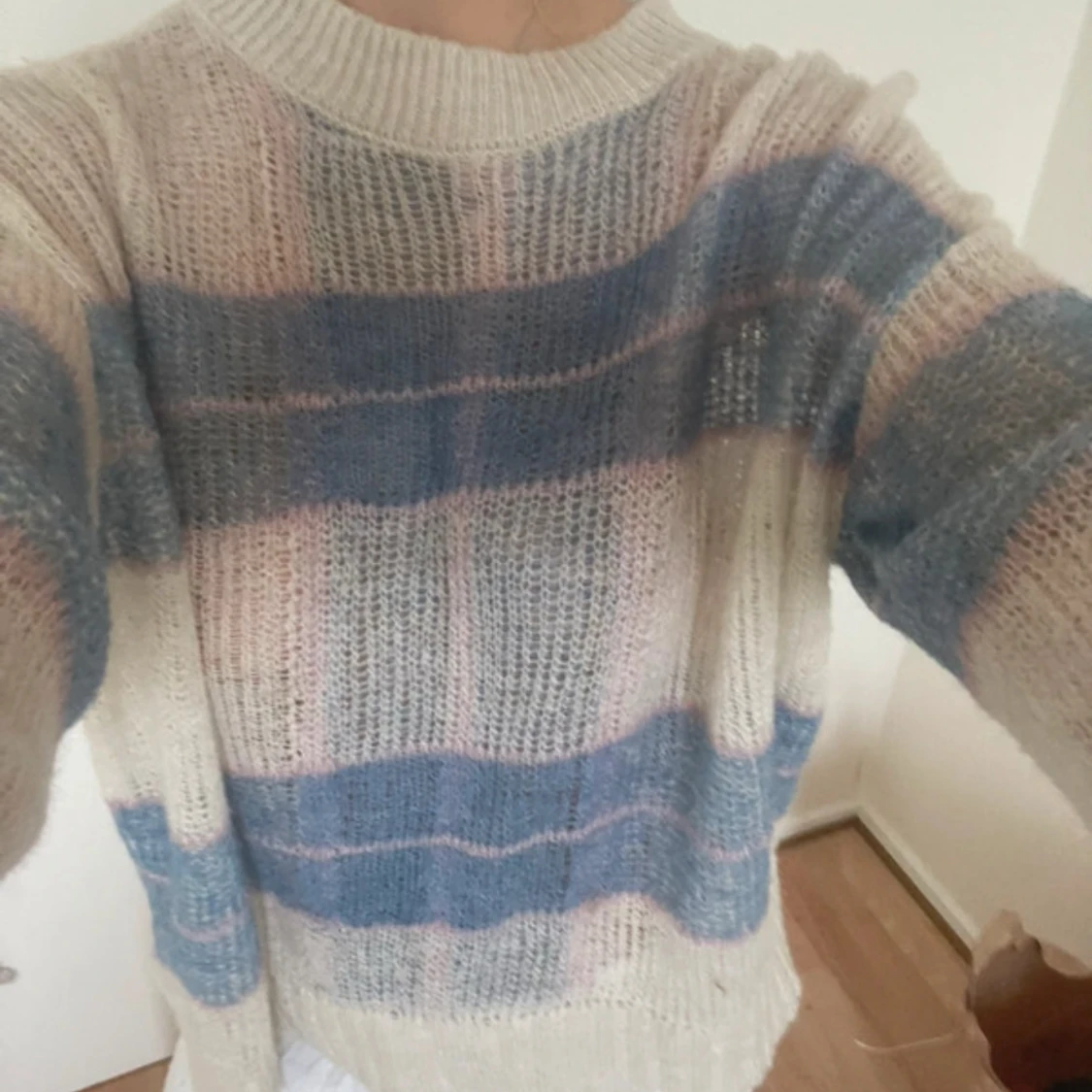 Randig stickad tröja i pastell