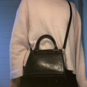 Svart axelväska med dragkedja - Säljer denna jätte fina väska som inte kommer till andvändning ifrån Cc company. Skriv gärna om ni vill ha flera bilder!🩷