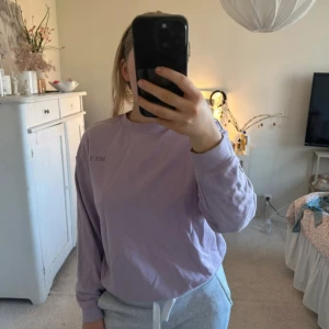 Ljuslila sweatshirt med tryck - En ljuslila sweatshirt med trycket 'let's b' på bröstet! 💜 Kolla gärna igenom mina andra annonser!