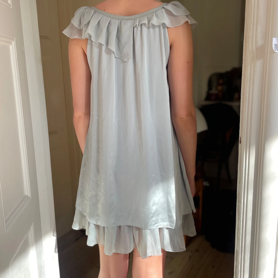 Ljusgrå kort klänning med volang - 1