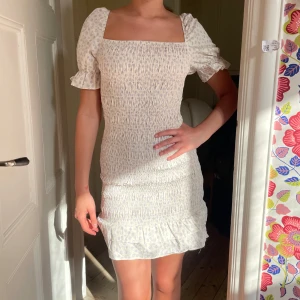 Ljus kort klänning med puffärm - Supersöt kort klänning i storlek S