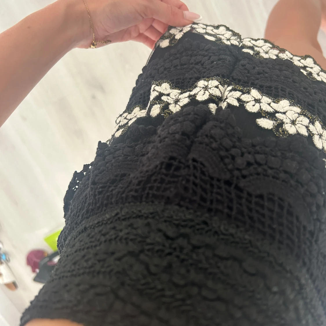 Svart spetsshorts med blommor - 2