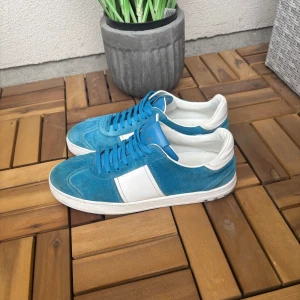 Valentino Flycrew  - Snygga Valentino Flycrew som tyvärr inte används längre. Sällsynt modell då de inte säljs längre med en snygg färg. Inte extremt används och fortfarande i bra skick skriv för fler bilder eller funderingar! Äkthets bevis finns! Priset kan diskuteras.