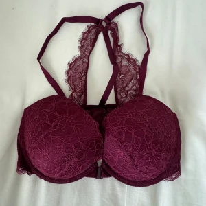 Push-up Bh Victorias Secret  - Bh från Victorias Secret ”Very Sexy” som jag köpte året de stängde ner sina butiker. Tyvärr aldrig fått användning utav den då jag inte är ett fan av Push. Storleken är 32DD vilket motsvarar 70E, men Victorias Secret storlekar är ganska små så de passar mig som är C-D kupa. ❤️ Öppnas å stängs på framsidan