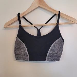 Svart träningstopp - Sport bh från Blacc. Bra support