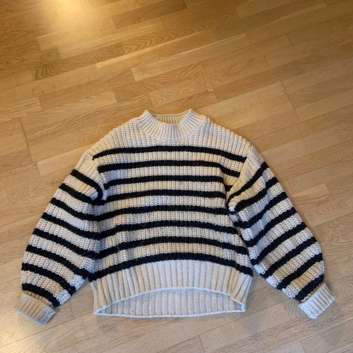 Randig stickad tröja i oversized modell - 1