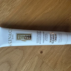 Skin&Co Roma Whipped Cleansing Cream - Skin&Co Roma Whipped Cleansing Cream med tryffelextrakt. Vit tub med guld- och svartdetaljer, 20 ml. Lätt och krämig formula som rengör huden på djupet och lämnar den fräsch och återfuktad.