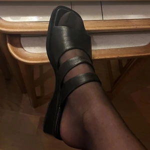 Läder sandaler - Läder sandaler med låg klack