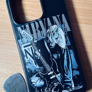Mobilskal med 90's vintage Nirvana-motiv för iPhone! - Mobilskal i silikon med 90's vintage Kurt Cobain/Nirvana-motiv som passar iPhone 13/14/15/16 & deras PRO-modeller. Oanvänt.
