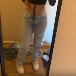 Ljusblå straight leg jeans - Säljer ett par ljusblå jeans med rak passform och klassisk femficksdesign. Jeansen har låg midja och är tillverkade i denim. Perfekta för en avslappnad och trendig look.