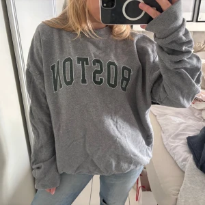 Brandy Melville tröja - Supersnyggg sweatshirt från Brandy Melville! Tröjan har endast använts ett par gånger och är i fint skick.