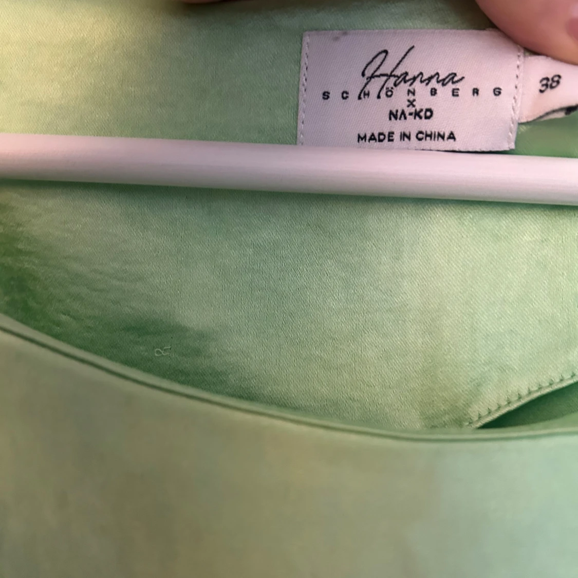 Grön satin-klänning NA-KD x Hanna Schönberg - 2