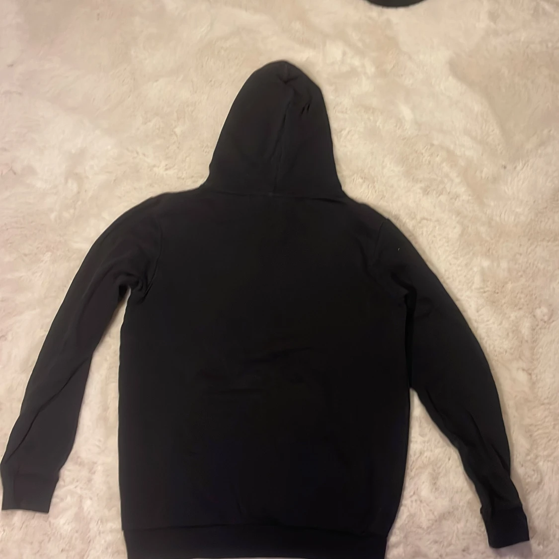 Svart hoodie från warp - 1