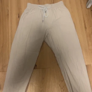 Beiga linnebyxor - Snygga beiga linnebyxor i bra skick