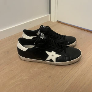 Svarta golden goose skor - Tjena säljer ett par stilrena golden goose skor som jag har användt cirka 10gånger storleken är 45 men passar 44