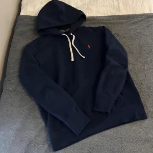 Mörkblå hoodie från Polo Ralph Lauren - Mörkblå hoddie från Ralph lauren som är i nyskick. 2500 nypris