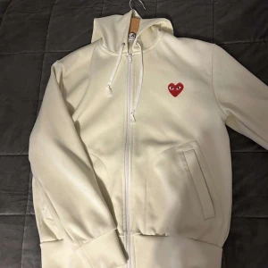 Vit hoodie Comme des Garçons Play S - Säljer min killes vita  hoodie från Comme des Garçons Play i storlek S. Den är i fint skick och utan defekter. 