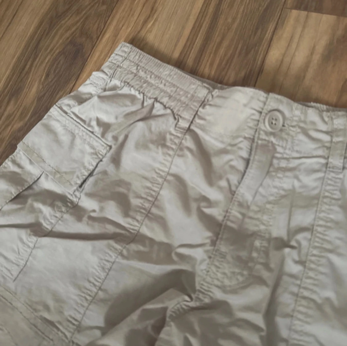 Beige cargoshorts från Gina Tricot XS - 2