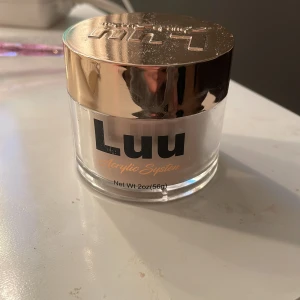 Akryl pulver från luunails - Luu Acrylic System i nyansen Single Lady 030. Kommer i en rund burk med guldig lock och transparent kropp. Innehåller 56g akrylpulver, perfekt för att skapa snygga naglar med en naturlig beige ton. ord pris 149kr💕