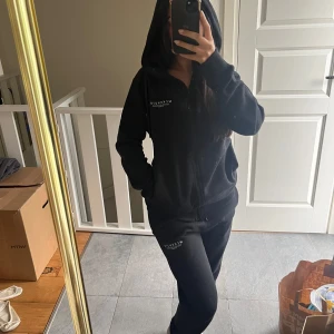 McKenzie tracksuit - Säljer denna tracksuit från McKenzie för 450kr tillsammans. 