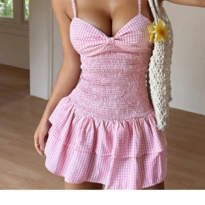 Rutig klänning - Jättesöt klänning, köpt här på plick, passade tyvärr inte på mig så därför säljer jag vidare den💞