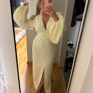 Adoore klänning  - Gul Adoore klänning som endast är använd på midsommar, så skicket är nästan som nytt