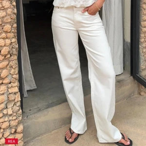 Nelly jeans  - Säljer de vita ”baggy” jeansen. Helt nya med prislapp kvar från Nelly. Om någon vill byta en stl 38 mot mina som är stl 36 så vore de toppen!! 
