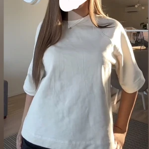 Vit bomullströja med trekvartsärm - Enkel och stilren vit tröja i mjuk bomull med trekvartsärm. Passformen är normal och materialet känns lätt mot huden. Använd 1-2 gånger. Som ny i skicket.