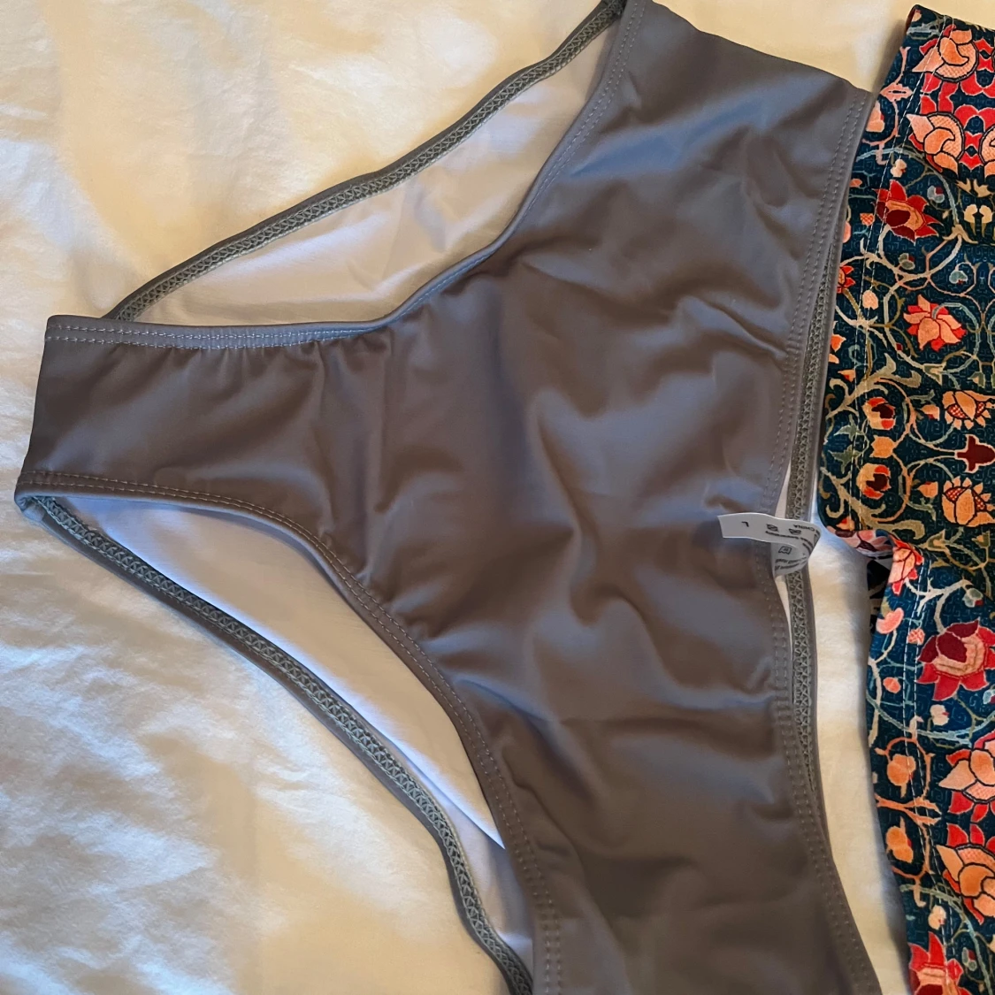 Blommig bikini med grå underdel - 1