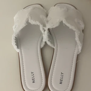 Vita sandaler - Ett par jättefina sandaler från Nelly i storlek 40. De är aldrig använda då jag råkade köpa fel storlek☺️