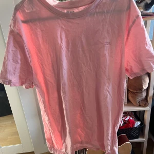 Ljusrosa T-shirt - Säljer en ljusrosa t-shirt från CZ. T-shirten är enkel och stilren med broderad CZ-logga på bröstet. Storlek M 🌻