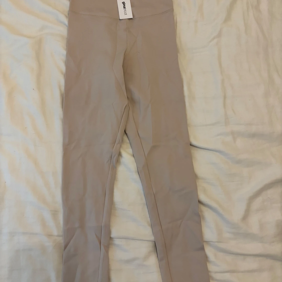 Beige highwaist leggings från Gina Tricot - 1