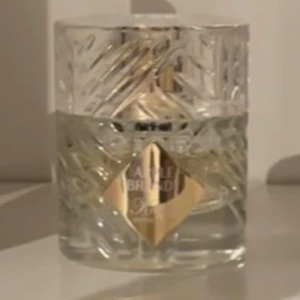 Killian parfym Eau de Parfum 50ml - Lyxig parfym från Kilian, i en elegant och tung glaskaraff med slipat mönster och gulddetaljer. Flaskan rymmer 50 ml och har en exklusiv känsla med transparent glas och guldinslag. Perfekt för dig som gillar unika och sofistikerade dofter.