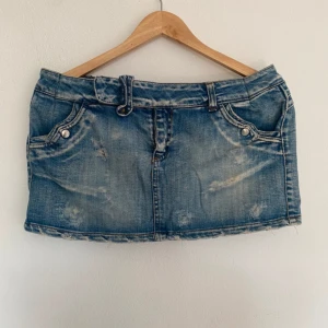 Lågmidjad jeanskjol - Midja:42cm längd:30cm