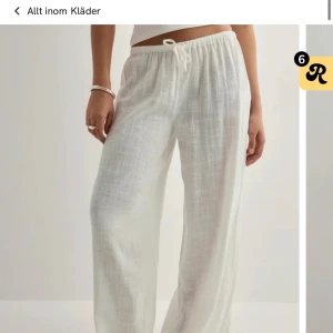 Vita linnebyxor med snörning - Luftiga och sköna vita linnebyxor med breda ben och elastisk midja med snörning. Perfekta för varma dagar och ger en avslappnad vibe. Tunt, svalt material som känns riktigt fräscht. Säljer eftersom hann inte lämna tillbaka