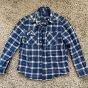 Ralph Lauren skjorta - Rätt tjock skjorta, passar som overshirt eller som vanligt under hösten.