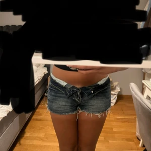 Super fina jeansshorts - jättefina shorts jag nästan vill spara men tyvärr får jag ingen användning av dem. storlek S men det är väldigt stretchigt material så passar även som M och XS. Nästan oanvända tror jag